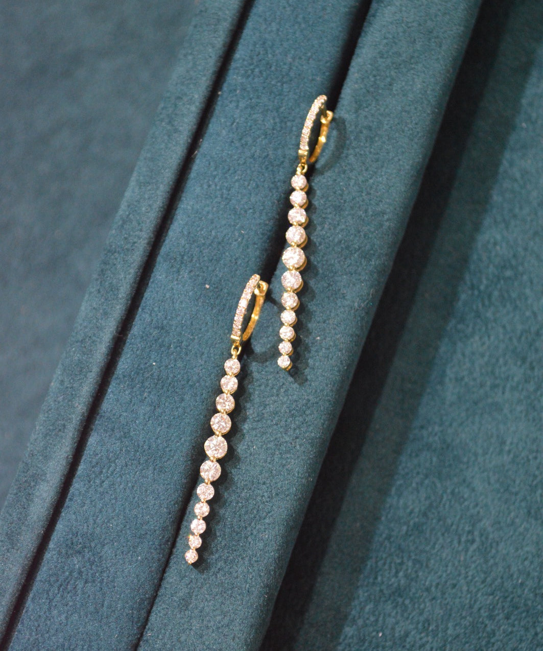 2.00ct Diamond 18K Gold Graduated Drop Earrings