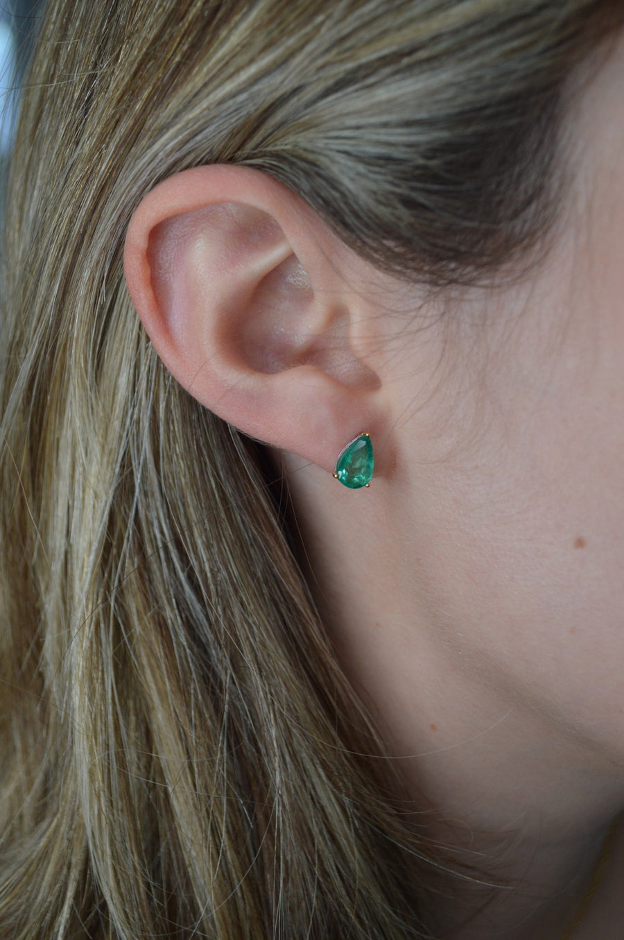 2.67ct Emerald 18K Gold Pear Cut Stud Earrings